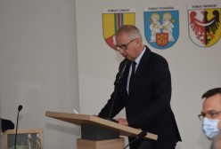 Starosta Kartuski Bogdan Łapa prezentujący Raport o stanie powiatu za rok 2020
