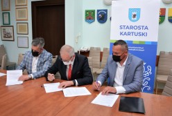 podpisanie umowy na budowę ronda w Leźnie, Starosta Kartuski Bogdan Łapa, Wicestarosta Piotr Fikus, właściciel firmy Hydromag
