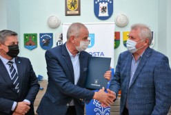 Bogdan Łapa Starosta Kartuski, Piotr Fikus Wicestarosta, Przedstawiciel firmy Budowlano-Drogowej MTM SA