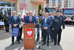 Starosta Kartuski Bogdan Łapa przemawia podczas jubileuszu 60-lecia Zawodowej Straży Pożarnej w Kartuzach