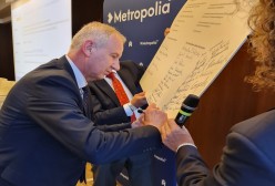 Starosta Kartuski Bogdan Łapa podpisuje porozumienie o współpracy z  Górnośląsko-Zagłębiowską Metropolią 