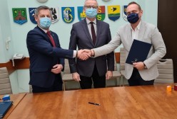 Starosta Kartuski Bogdan Łapa i Wicestarostą  podpisują umowy na utrzymanie linii autobusowych 