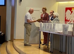Reprezentant Powiatu Kartuskiego na podium wojewódzkiego etapu Olimpiady Wiedzy Obywatelskiej Senior Obywatel