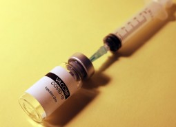 Ruszyły zapisy seniorów na szczepienia przeciwko COVID-19