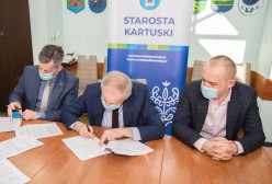 podpisanie umowy: Starosta Kartuski Bogdan Łapa, Wicestarosta Piotr Fikus, Zastępca Burmistrza Gminy Żukowo Tomasz Szymkowiak