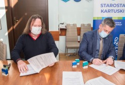 podpisanie umowy: Wicestarosta Piotr Fikus, Ireneusz Tackowiak 