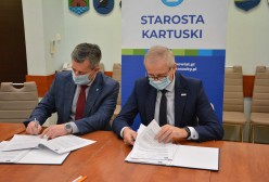Bogdan Łapa Starosta Kartuski i Piotr  Fikus wicestarosta, podpisują umowy.