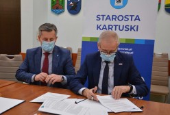 Bogdan Łapa Starosta Kartuski i Piotr  Fikus wicestarosta podpisują umowy.