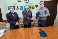 Starosta Kartuski Bogdan Łapa i Wicestarostą  podpisują umowy na utrzymanie linii autobusowych 