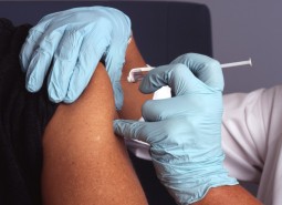 Rozpoczęły się szczepienia czwartą dawką przeciwko COVID-19 dla seniorów  