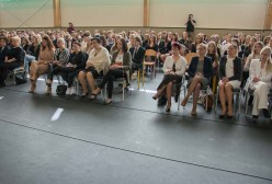 Abiturienci, nauczyciele i rodzice zgromadzeni w Zespole Szkół Ogólnokształcących w Kartuzach