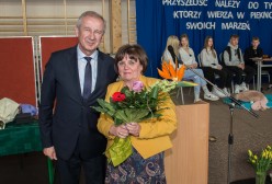 Starosta Kartuski gratuluje dyrektor Marii Mejer - Kobieli