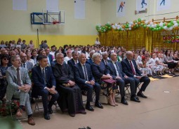 Uczniowie i zaproszeni goście w szkole podstawowej w Pępowie