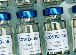 Czwarta dawka szczepionki przeciw COVID-19 dla wszystkich osób powyżej 12 roku życia