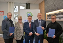 Starosta Kartuski Bogdan Łapa wraz z wicestarostą Piotrem Fikusem podpisali umowy na udzielenie dotacji z budżetu powiatu na zadania z zakresu ochrony środowiska