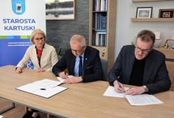 Starosta Kartuski Bogdan Łapa oraz Członek Zarządu Powiatu Kartuskiego Iwona Formela podpisali umowy na udzielenie dotacji 
