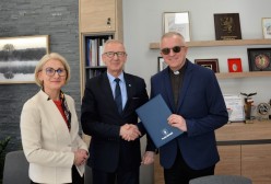 Starosta Kartuski Bogdan Łapa oraz Członek Zarządu Powiatu Kartuskiego Iwona Formela podpisali umowy na udzielenie dotacji 