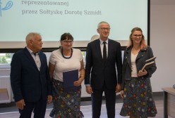 Wyróżnienie Starosty Kartuskiego 1 000 złotych dla wsi Kożyczkowo reprezentowanej przez Sołtyskę Dorotę Szmidt